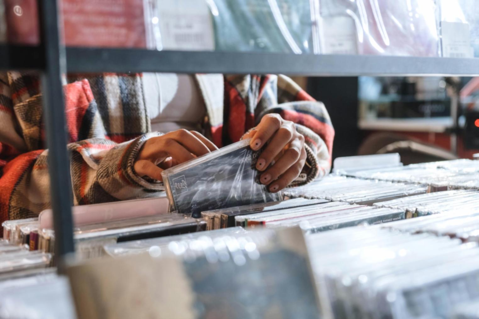 Studio di produzione musicale attrezzato con strumentazione professionale e postazioni di lavoro