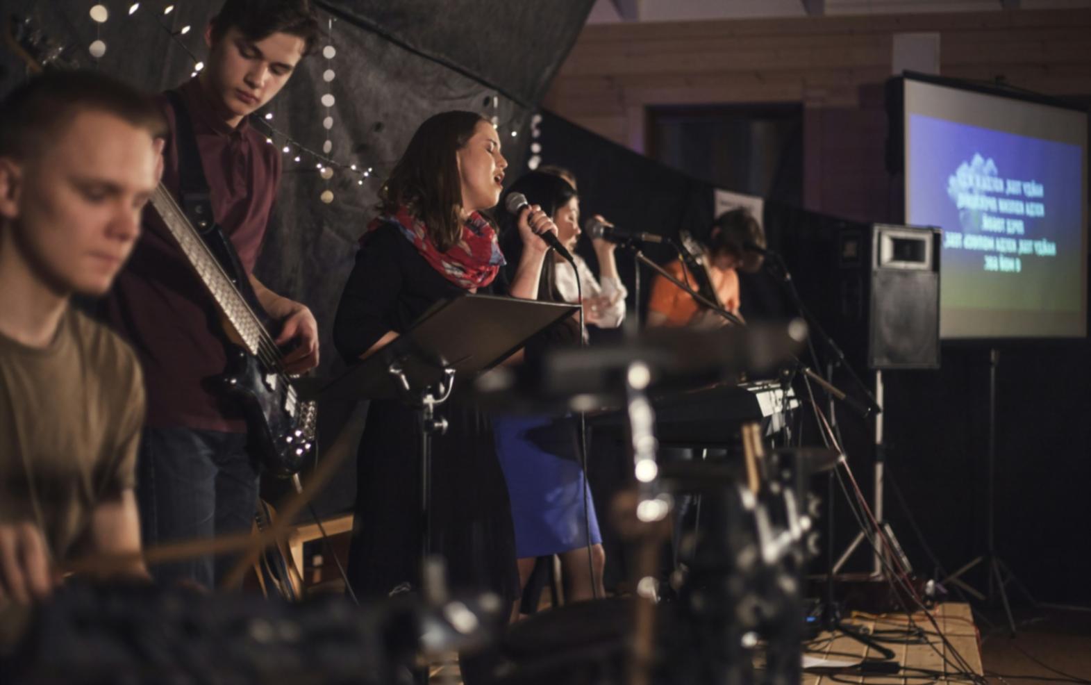 Studio di produzione musicale con apparecchiature professionali